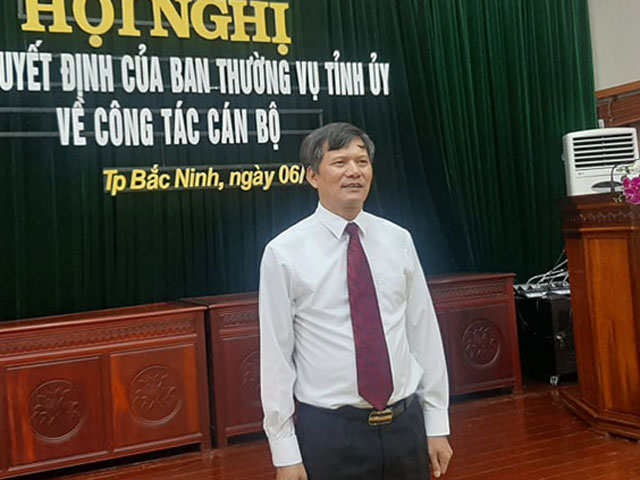 Ông Tạ Đăng Đoan nhận quyết định là tân Bí thư Thành uỷ Bắc Ninh sáng 6/8.
