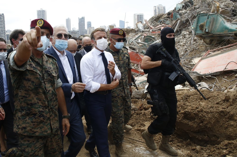 Tổng thống Pháp&nbsp;Emmanuel Macron tới hiện trường vụ nổ ở thủ đô Beirut, Liban (ảnh: AP)