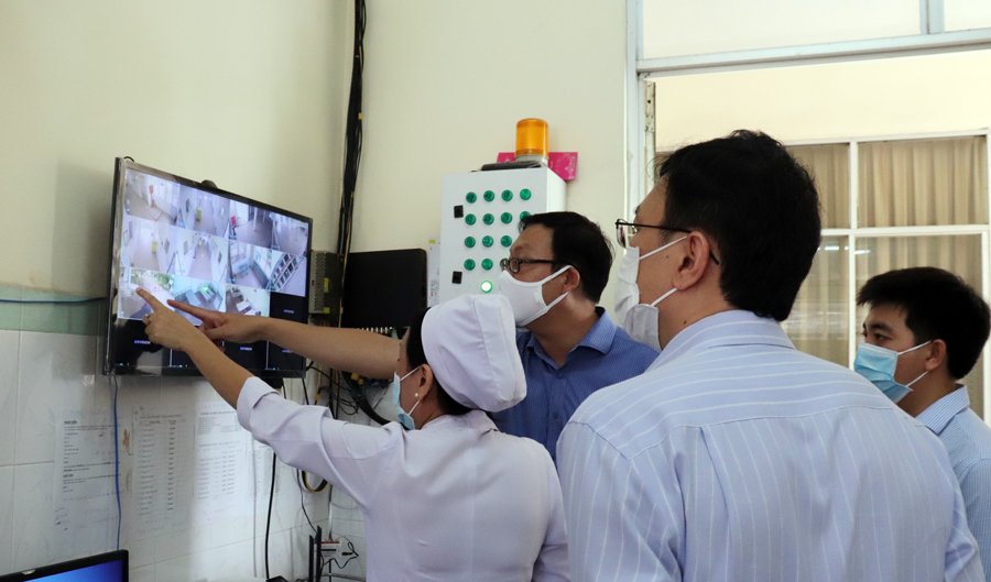 Đoàn công tác của Bộ Y tế quan sát hai bệnh nhân nhiễm COVID-19 tại Đồng Nai qua camera.