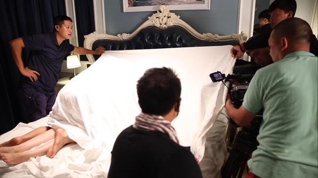Tim và Cao Thái Hà phải nằm trên giường, trùm chăn kín mít và giữ nguyên tư thế nằm chồng lên nhau trong suốt quá trình quay phim, hậu cần và cả chuẩn bị bối cảnh.
