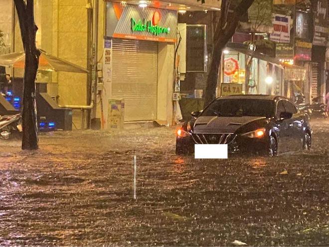 Đường Sài Gòn ngập đến nửa đêm sau trận mưa khủng khiếp - 1