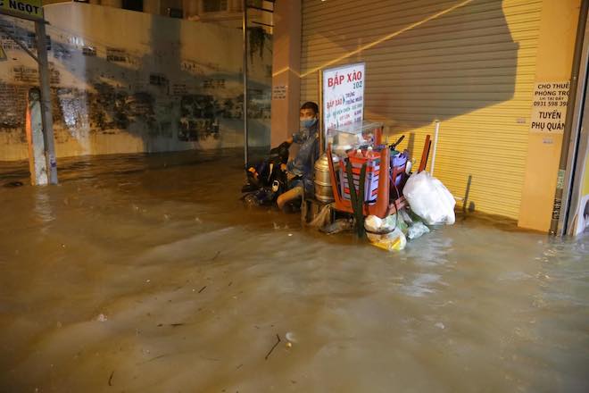 Đường Sài Gòn ngập đến nửa đêm sau trận mưa khủng khiếp - 10