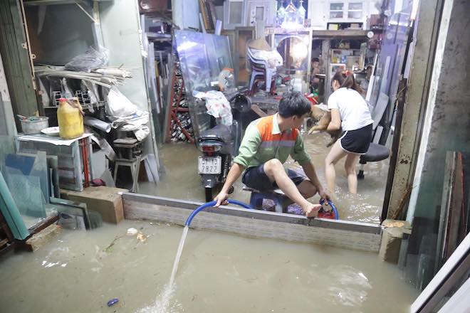 Đường Sài Gòn ngập đến nửa đêm sau trận mưa khủng khiếp - 11