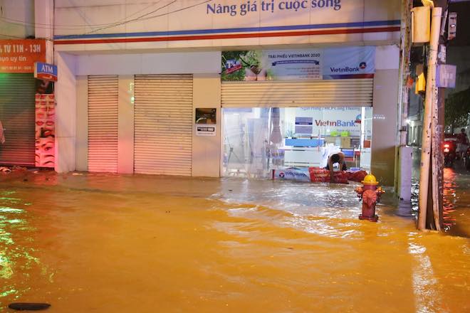 Đường Sài Gòn ngập đến nửa đêm sau trận mưa khủng khiếp - 12