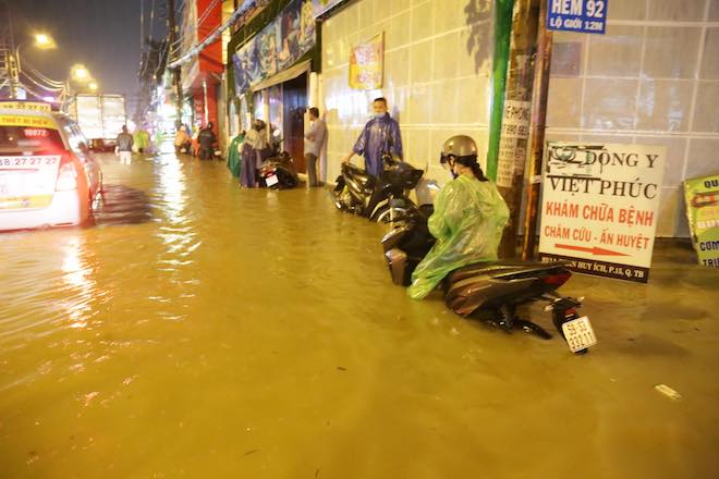 Đường Sài Gòn ngập đến nửa đêm sau trận mưa khủng khiếp - 14