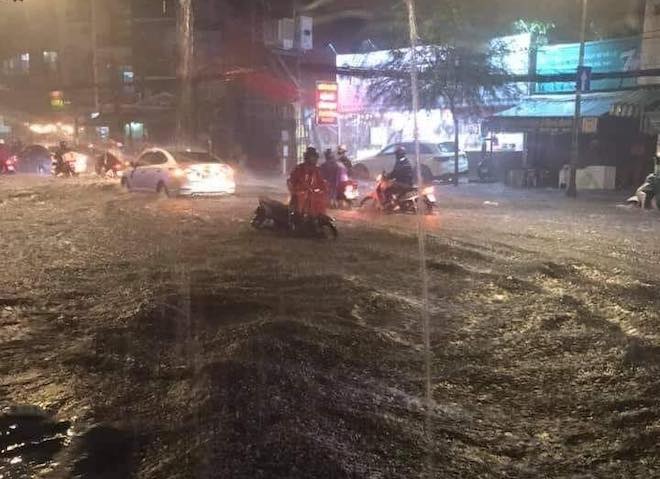Đường Sài Gòn ngập đến nửa đêm sau trận mưa khủng khiếp - 2