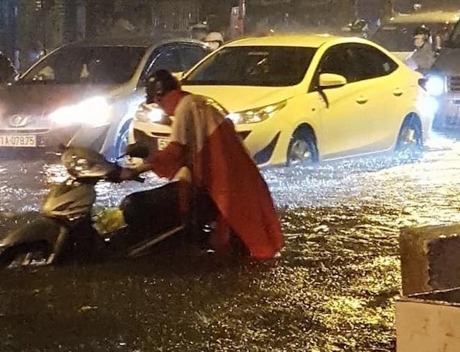 Đường Sài Gòn ngập đến nửa đêm sau trận mưa khủng khiếp - 3