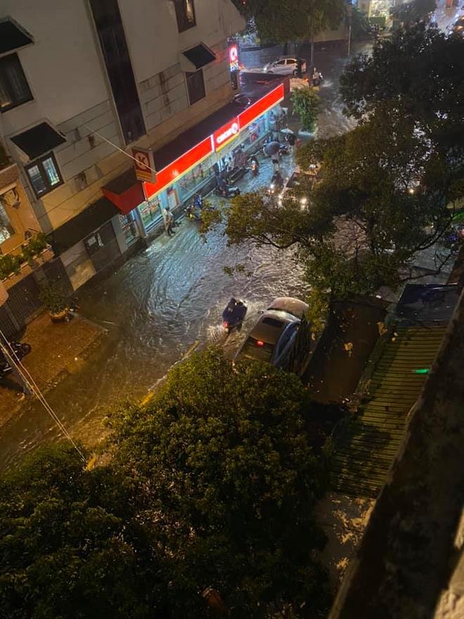 Đường Sài Gòn ngập đến nửa đêm sau trận mưa khủng khiếp - 4