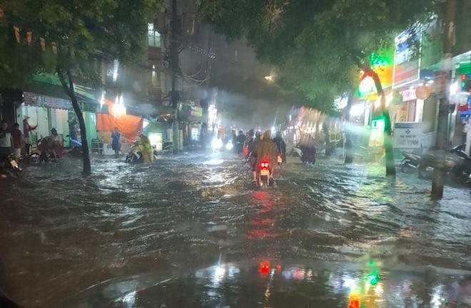 Đường Sài Gòn ngập đến nửa đêm sau trận mưa khủng khiếp - 5