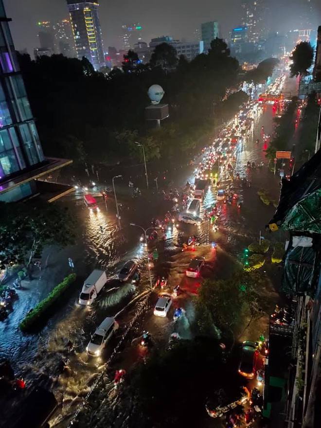 Đường Sài Gòn ngập đến nửa đêm sau trận mưa khủng khiếp - 6