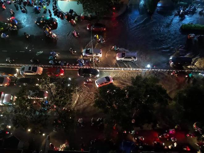 Đường Sài Gòn ngập đến nửa đêm sau trận mưa khủng khiếp - 7