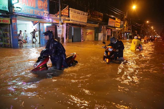 Đường Sài Gòn ngập đến nửa đêm sau trận mưa khủng khiếp - 8