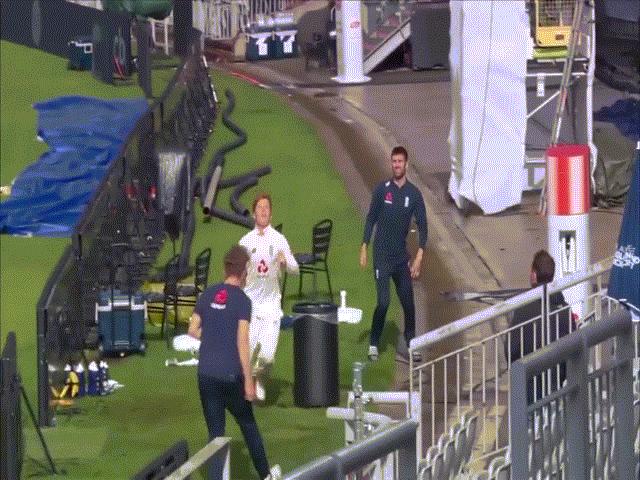 Thể thao - Không ngại sao Man Utd, dàn cầu thủ lạ trình diễn ở sân Old Trafford