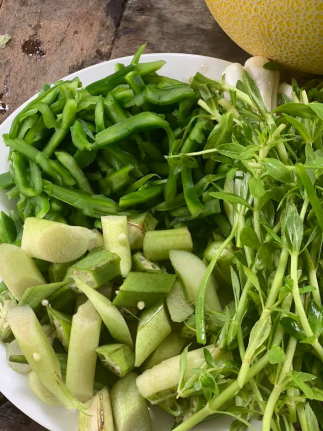 Thêm các loại rau gia vị nấu cùng