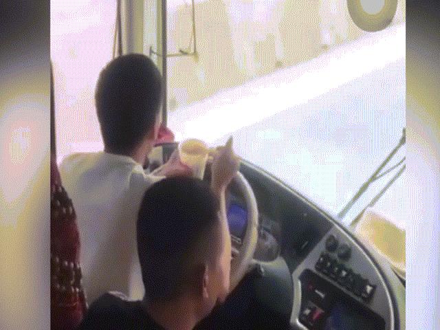 Tin tức trong ngày - Vừa lái xe khách vừa ăn mì tôm, tài xế nhận "trái đắng"