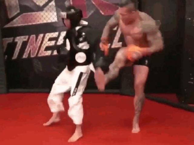 Media - "Hổ báo" thách đấu võ sĩ MMA, youtuber nhận mưa đòn phải khóc lóc xin thua