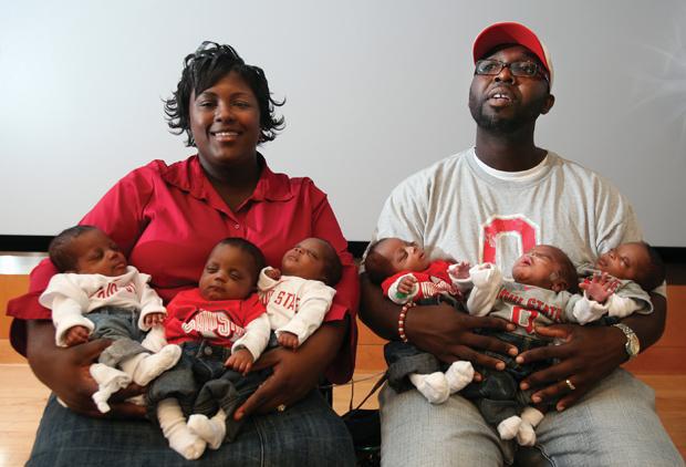 Bà mẹ sinh 6 khiến cả nước Mỹ ngỡ ngàng, ước "3 đầu 6 tay" để chăm sóc con - 2