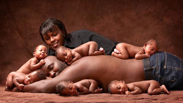 Bà mẹ sinh 6 khiến cả nước Mỹ ngỡ ngàng, ước "3 đầu 6 tay" để chăm sóc con - 1