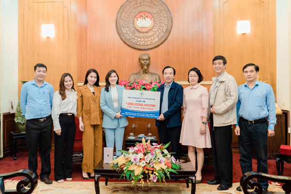 Thúy Kami đại diện cho Công ty TNHH Thương mại dịch vụ sản xuất mỹ phẩm Thúy Nga ủng hộ chống dịch Covid-19