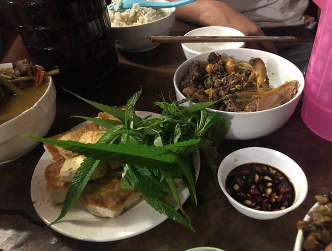 Bữa đến, họ hái thứ lá mà họ nói là "lanh" đem vào mâm, trong khi tiết lộ là trồng cần sa để ăn và hút.