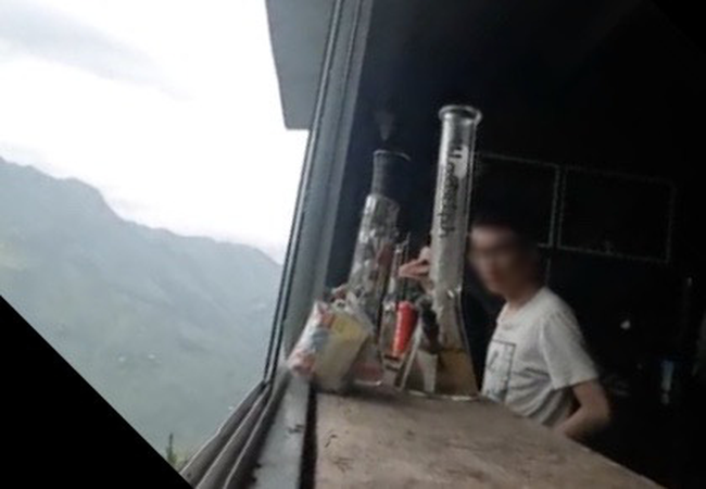 Nhóm thanh niên rất trẻ, dường như là học sinh, tự nhận nhà ở Mèo Vạc, cả buổi chiều lên Dong Van Bar Coffee và sử dụng cần sa rồi phê không về được.