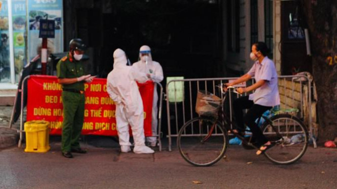 Cơ quan chức năng quản lý nghiêm ngặt nơi có ca nhiễm COVID-19 tại Hà Nội.