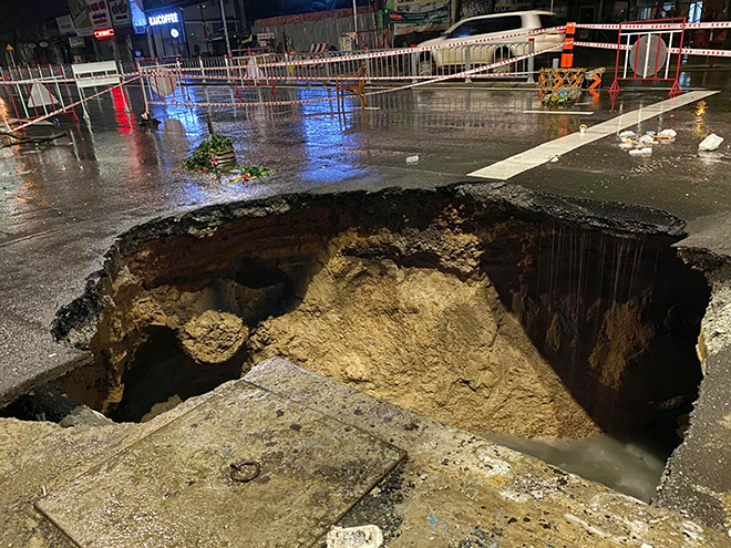 Sau trận mưa lớn kéo dài nhiều giờ, mặt đường ở Sài Gòn bị nứt, sụp lún tạo thành “hố tử thần”.