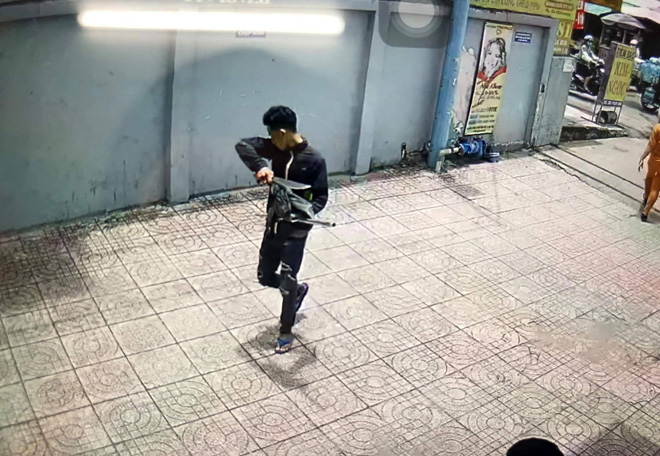 Thanh niên sau đó dùng dao chém bảo vệ 2 nhát