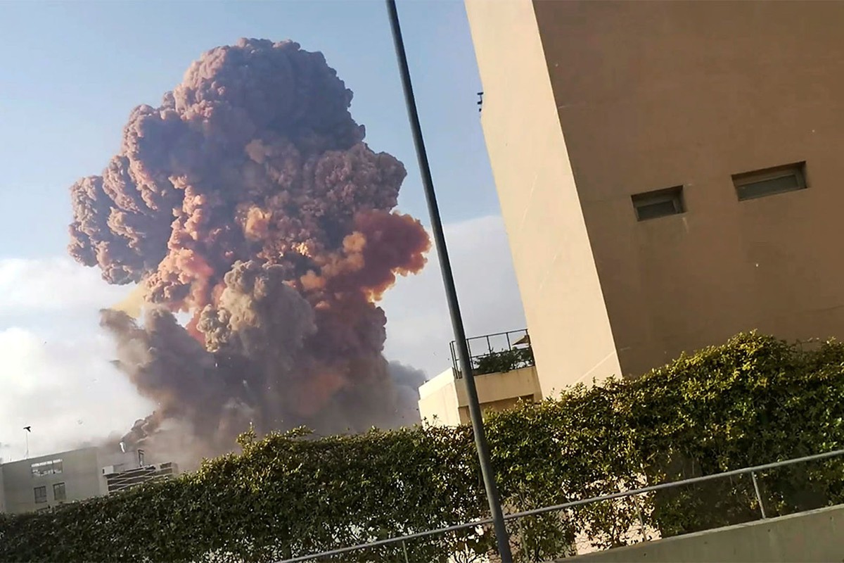 Vụ nổ kinh hoàng ở Beirut có thể do đánh bom hoặc tấn công tên lửa, Tổng thống Liban nói (ảnh: Reuters)
