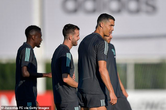 Trực tiếp bóng đá Cúp C1 Juventus - Lyon: Ronaldo sẽ ăn mừng kiểu tóc mới? - 10