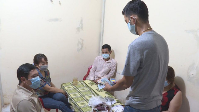 Cơ quan công an bắt quả tang 4 đối tượng đánh bạc