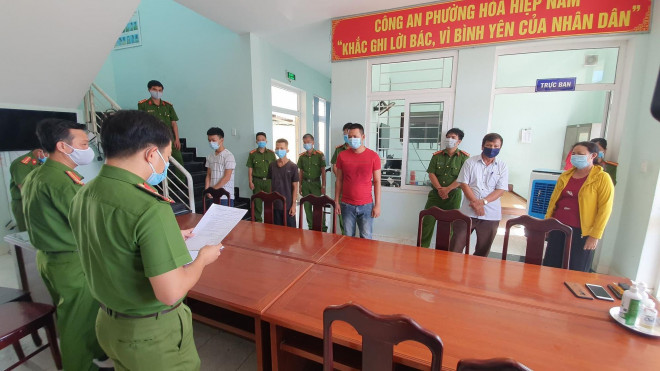 Công an đọc lệnh bắt tạm giam các đối tượng có hành vi chống đối người thi hành công vụ