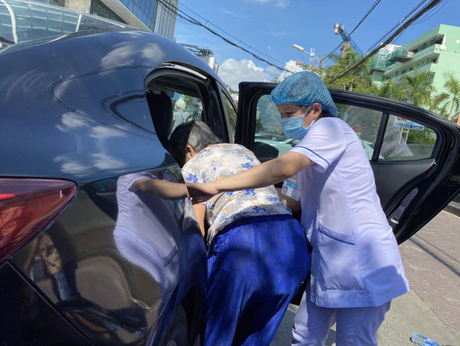Phụ đưa bệnh nhân vào tận xe