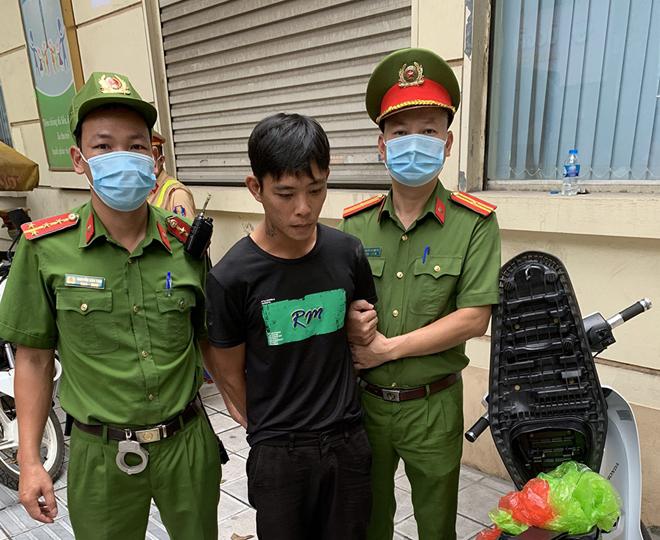 Đối tượng Võ Trần Anh giấu ma túy vào trong quần lót.