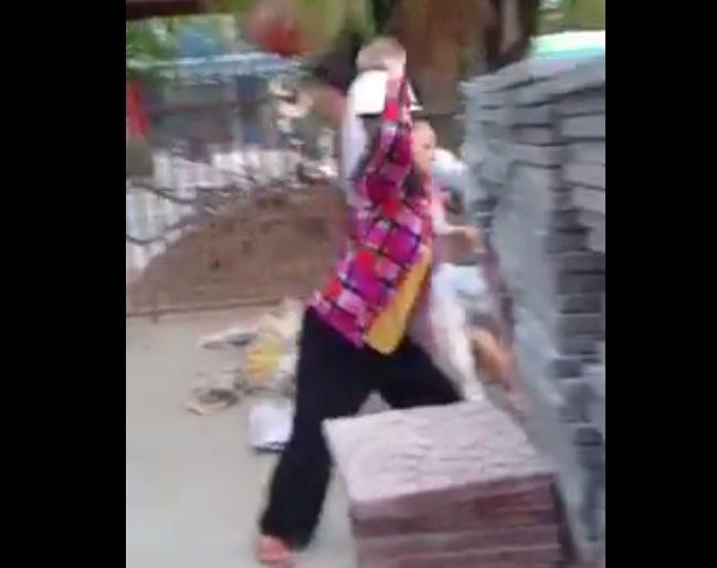 Một đối tượng dùng gạch ném vào lực lượng chức năng (Ảnh cắt từ clip)