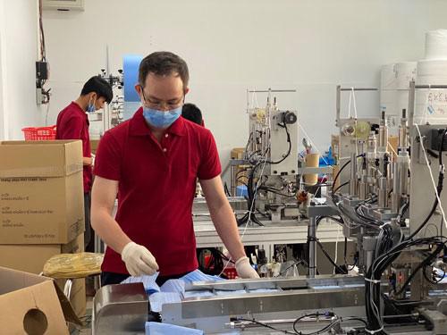 Sản xuất khẩu trang y tế tại một doanh nghiệp ở TP HCM Ảnh: SƠN NHUNG