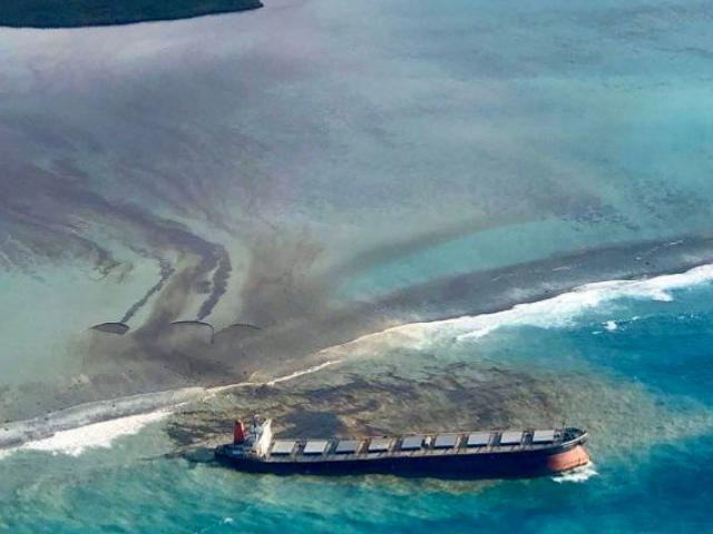 Thế giới - 4.000 tấn dầu tràn ra biển, quốc gia ở Ấn Độ Dương tuyên bố khẩn cấp