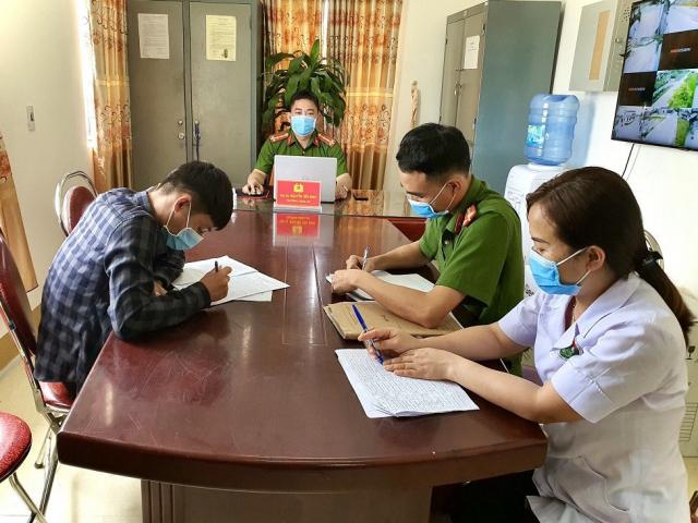 Tin tức trong ngày - Hà Tĩnh: Đang cách ly vẫn đến ngân hàng giao dịch, thanh niên bị phạt 2 triệu đồng