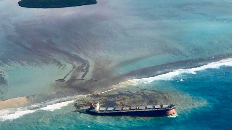 Tàu chở hàng chìm dần, 4.000 tấn dầu rò rỉ ra môi trường.