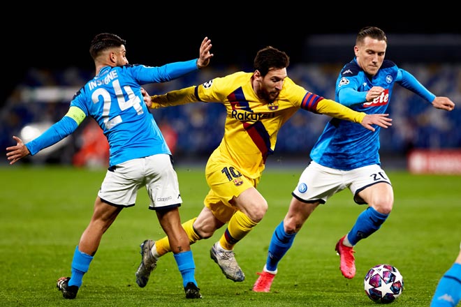 Messi và các đồng đội cầm hòa Napoli 1-1 trên đất Italia