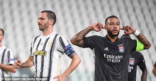 Depay (phải) gieo sầu cho Juventus nhờ cú sút phạt đền mở tỷ số cho Lyon ở sân Allianz