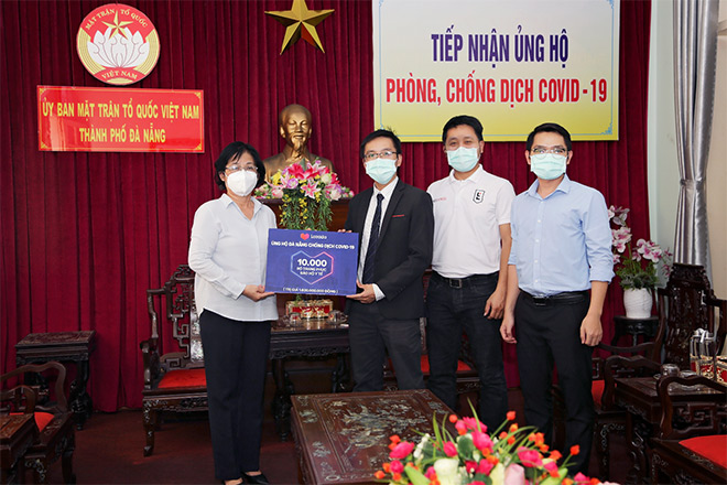 Đại diện Lazada Việt Nam trao tặng 10.000 bộ trang phục bảo vệ y tế cho đại diện Ủy ban Mặt trận Tổ Quốc Thành Phố Đà Nẵng