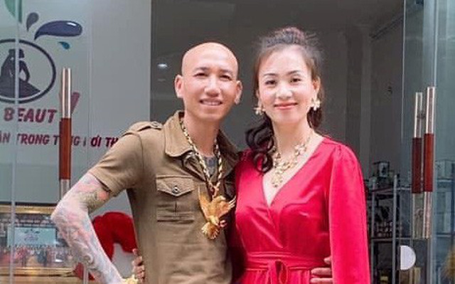 Vợ chồng ca sỹ Phú Lê trước khi bị tạm giữ.