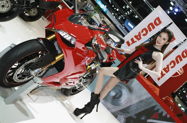 Làn da trắng càng nổi bật bên sắc đỏ của siêu xe Ducati.
