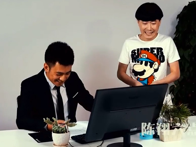 Video Clip Cười - Chàng trai nịnh sếp không đúng lúc nhận ngay cái kết đắng