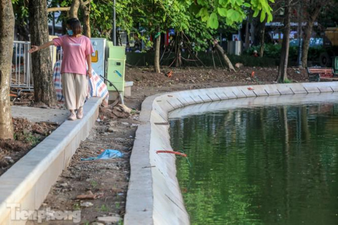 Để đảm bảo tiến độ công trình chào mừng kỷ niệm 1010 năm Thăng Long - Hà Nội, quận Hoàn Kiếm bắt đầu cho thi công toàn tuyến cải tạo bờ kè hồ Gươm bằng khối bê tông cốt sợi bắt đầu từ ngày 18/6.
