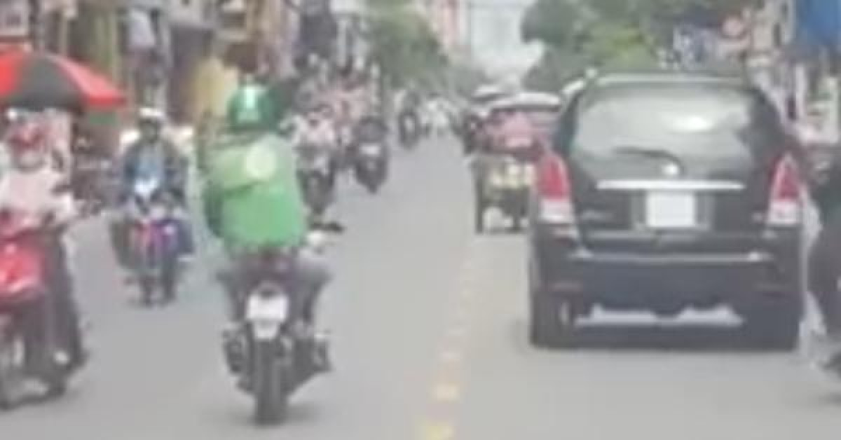 Tin tức trong ngày - GrabBike đánh võng, vượt đèn đỏ mở đường xe cứu thương, đúng hay sai?