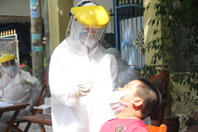 Lấy mẫu xét nghiệm ở Quảng Nam