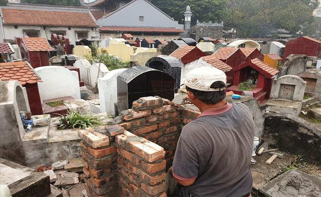 Tính trung bình, những người làm công việc chăm sóc mộ phần mỗi ngày sẽ làm được từ 30 đến 50 ngôi mộ và thu nhập từ vài trăm nghìn đến hơn 1 triệu đồng một ngày.
