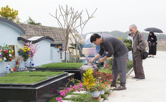 Ở 1 số vùng của Việt Nam, những người làm dịch vụ tảo mộ thuê, quét vôi dọn cỏ, sơn mộ sẽ được trả 250 nghìn đồng/ngày, còn các phần việc khác chỉ 150 - 200 nghìn đồng/ngày.
